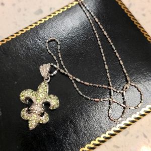 18k White gold, Diamond, Peridot Fleur-de-lis pendant